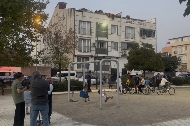 Parkta oyun oynayan çocuğa yorgun mermi isabet etti 