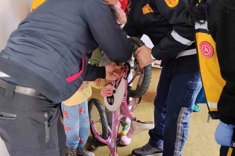 Parmağı bisiklet zincirine sıkışan çocuğu itfaiye kurtardı 