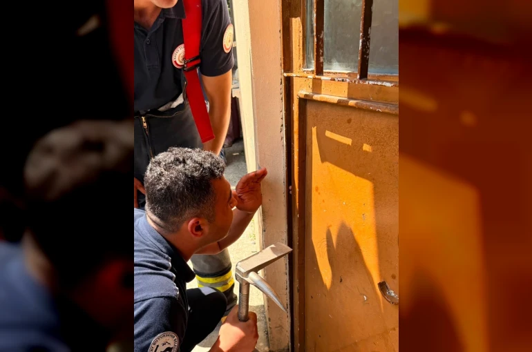 Parmağı kapıya sıkışan çocuğun imdadına itfaiye yetişti 