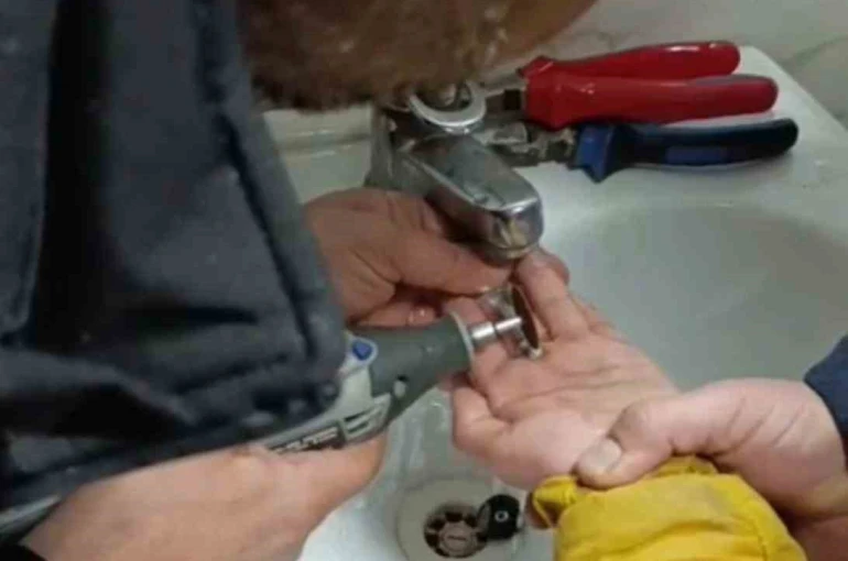 Parmağını metal paraya sıkıştırdı, itfaiye ekiplerince kurtarıldı