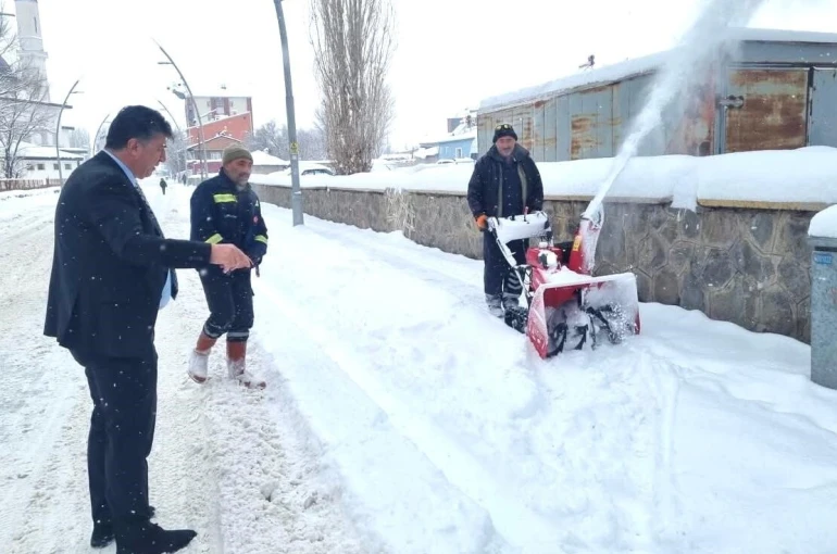 Pasinler’de karla mücadele sürüyor 