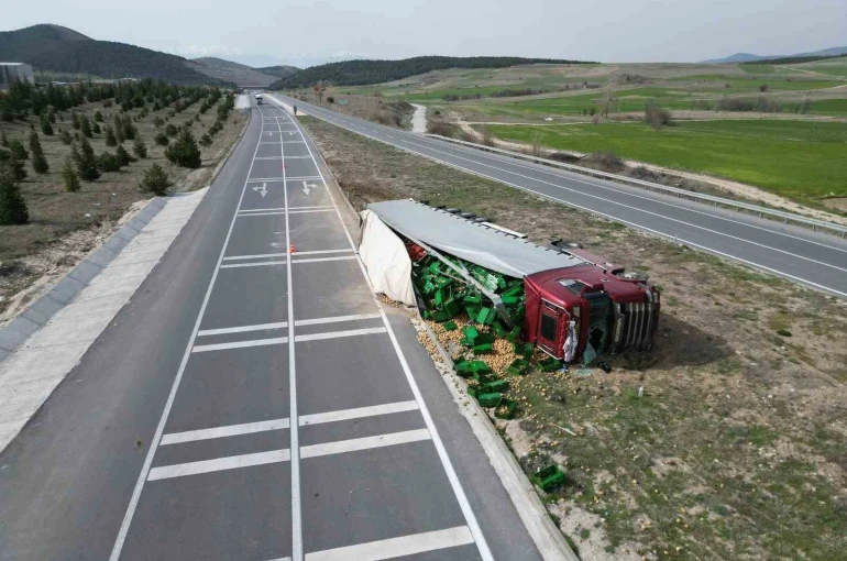 Patates yüklü tır devrildiği kazada 3 kişi yaralandı