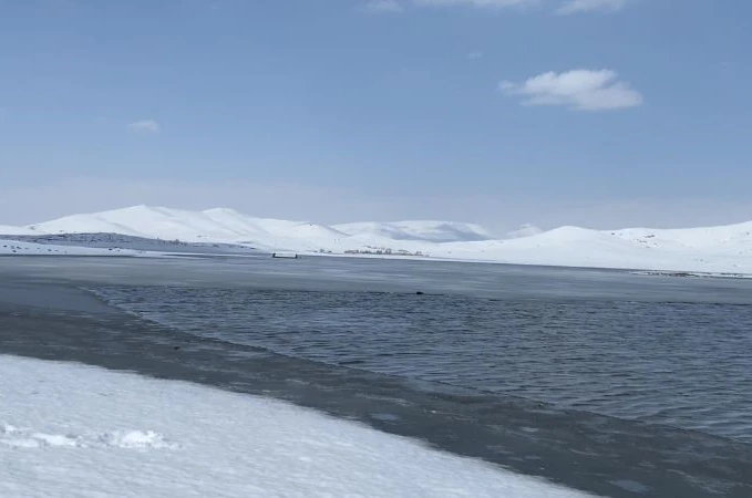 Patnos Barajı, karla örtülü dağlar ve mavi rengiyle büyüledi 