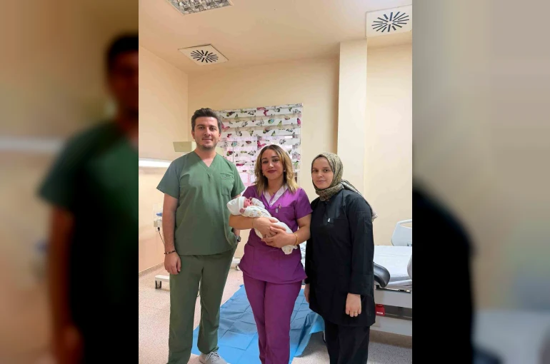 Patnos Devlet Hastanesinde büyük başarı: İlki sezaryen olan Anne ikinci bebeğini normal doğumla kucağına aldı