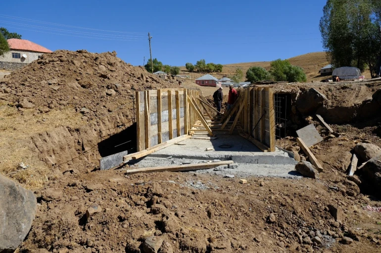 Patnos Gündüz Köyü’nde menfez yapım çalışmaları sürüyor 