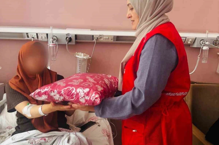 Patnos Kızılay’dan annelere ve yeni doğanlara "Sevgi Bohçası" hediyesi 