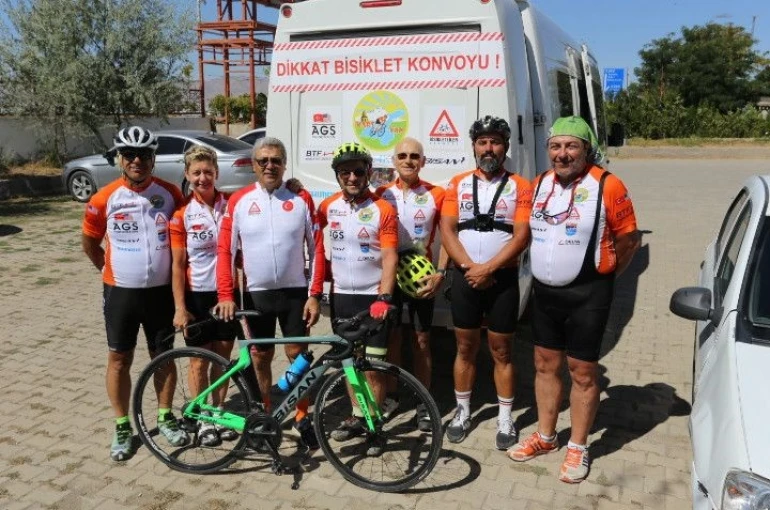 Patnos’a gelen Türk ve ABD’li bisikletliler’den eğitime destek
