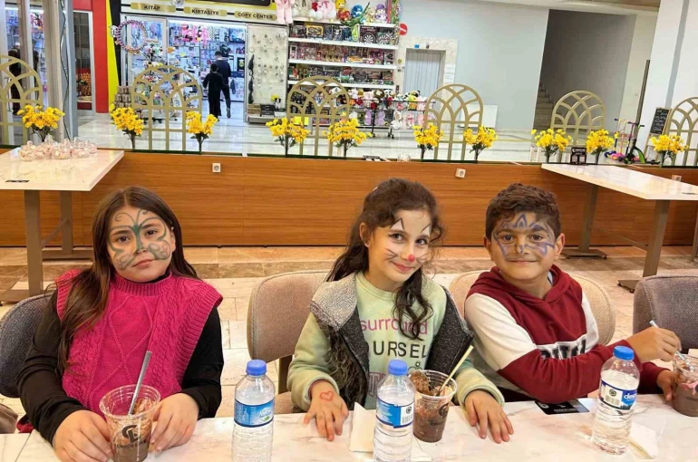 Patnoslu öğrenciler "Toti ile Poti" oyununu izledi 