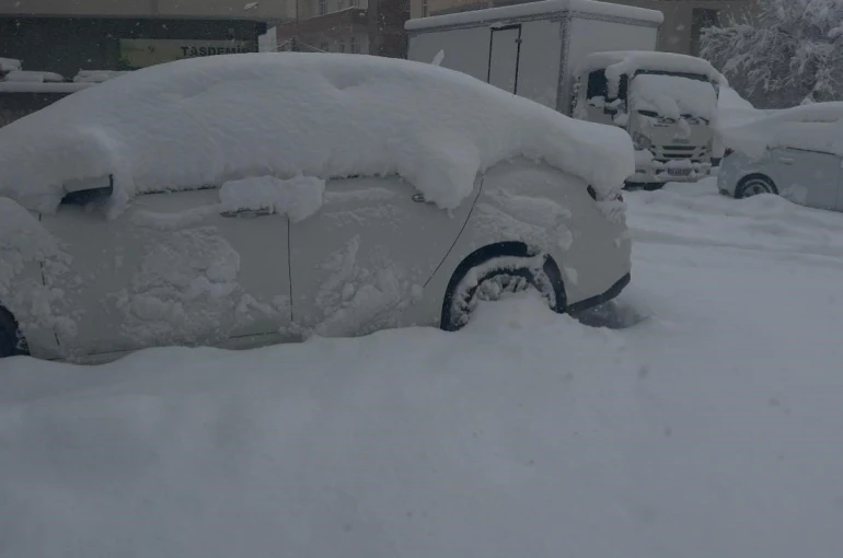 Patnos’ta baharı beklerken 40 santimetre kar yağdı 