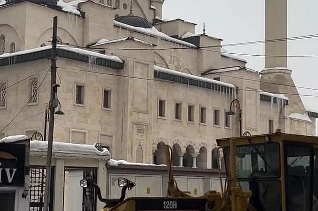 Patnos’ta kar temizleme çalışması aralıksız sürdürülüyor 