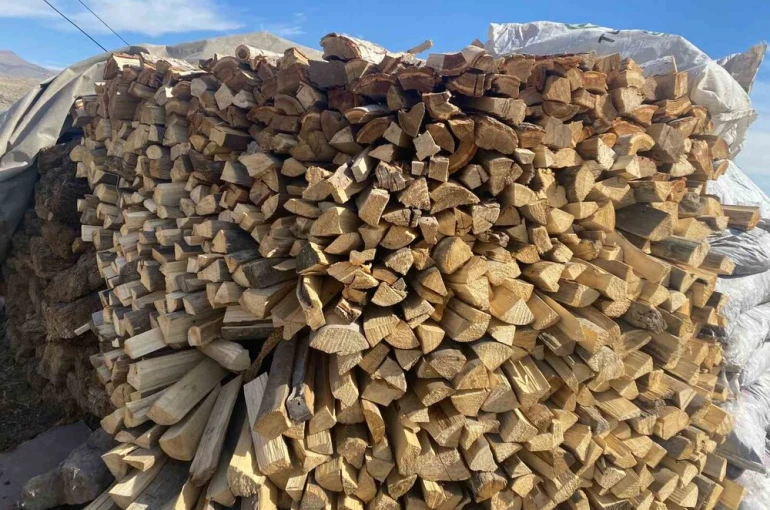 Patnos’ta kış yaklaşırken odun istifleme çalışmaları hız kazandı 