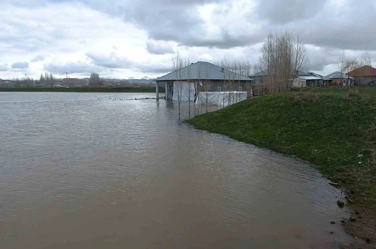 Patnos’ta sağanak taşkına neden oldu: Evleri su bastı 