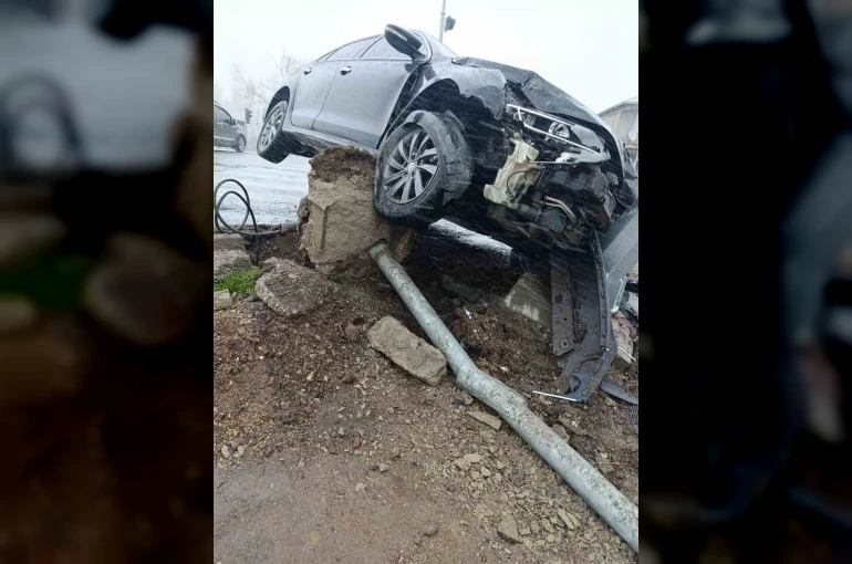 Patnos’ta yağışlı hava kazayı beraberinde getirdi:2 yaralı