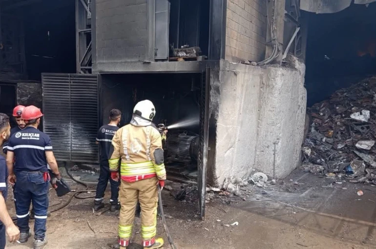 Payas’ta iş yeri alevlere teslim oldu