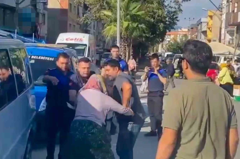 Pazar yerinde seyyar satıcı kadına zabıtadan orantısız müdahale 