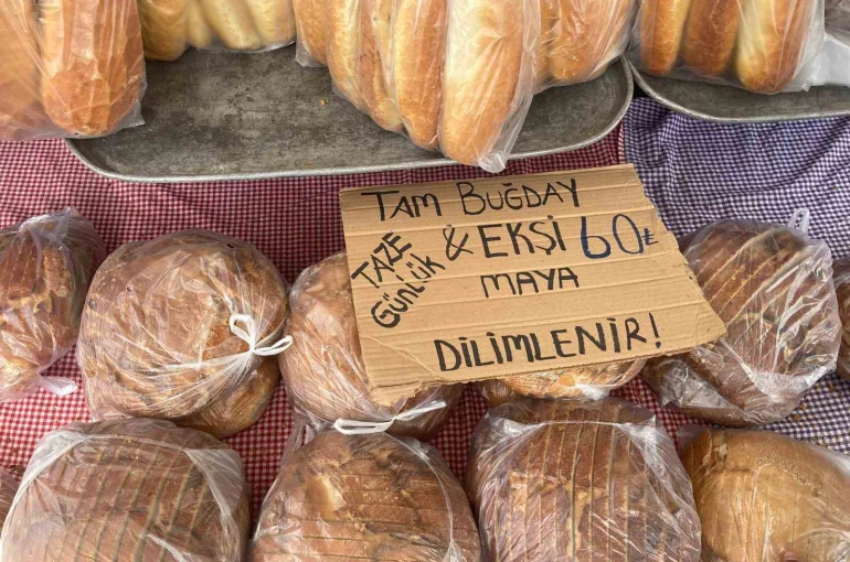 Pazarda etiketsiz ve ambalajsız ekmek satan esnaf hakkında işlem yapıldı 
