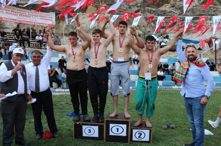 Pehlivanlı’da pehlivanlar kıyasıya güreşti