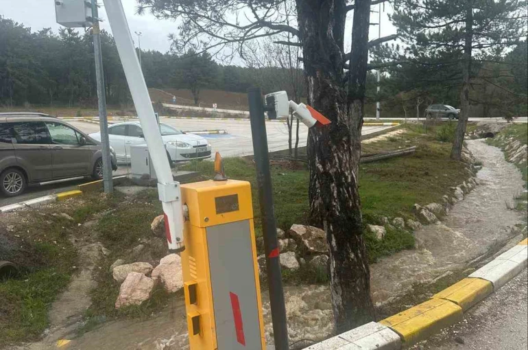 Pelitözü Gölpark girişindeki turnikelere kamyon çarptı