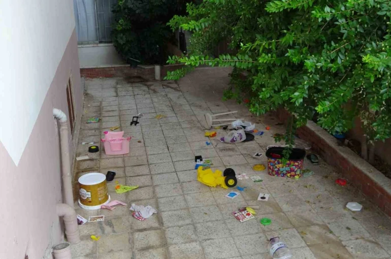 Penceredeki küçük çocuk mahalleliye panik yaşattı 