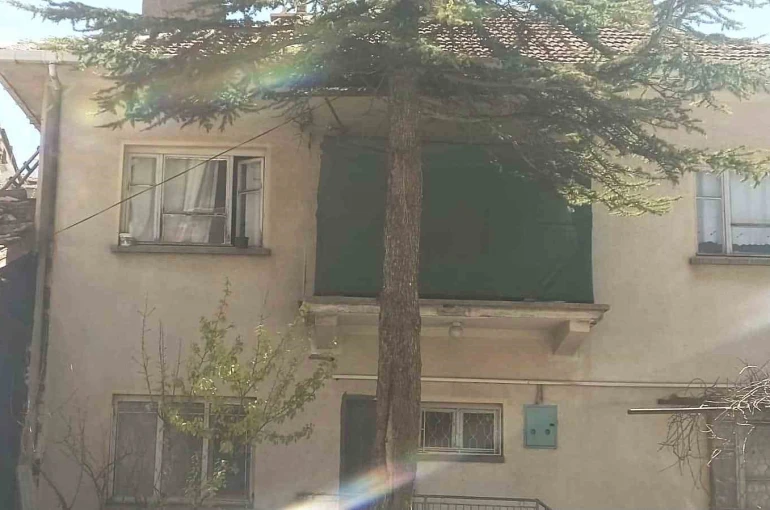 Pencereden düşen 3 yaşındaki çocuk yaralandı 