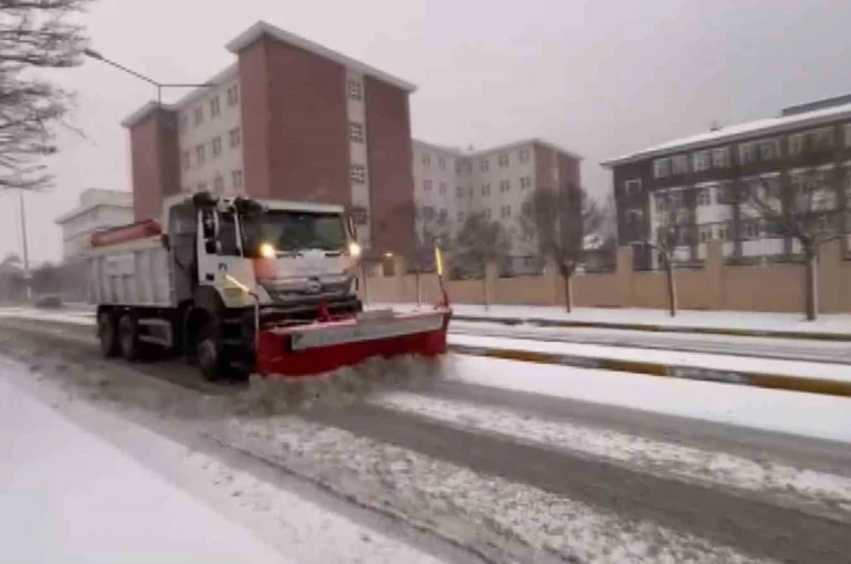 Pendik Belediyesi’nin karla mücadele çalışmaları tüm hızıyla sürüyor