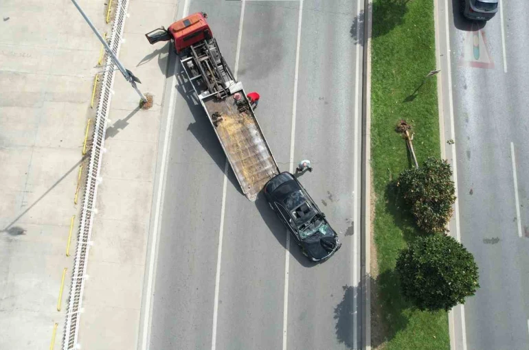 Pendik Sahil Yolu’nda kaza: Lüks otomobil takla atarak devrildi