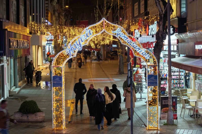 Pendik sokakları Ramazan ayını ışıl ışıl karşılıyor