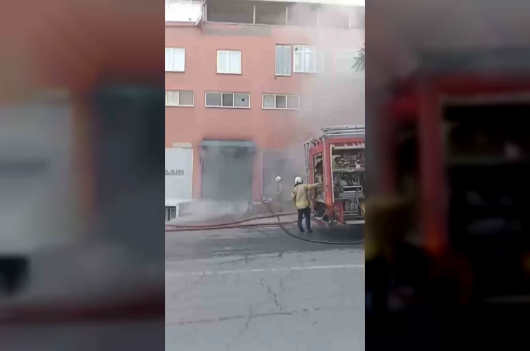 Pendik’te 7 katlı binada yangın paniği 