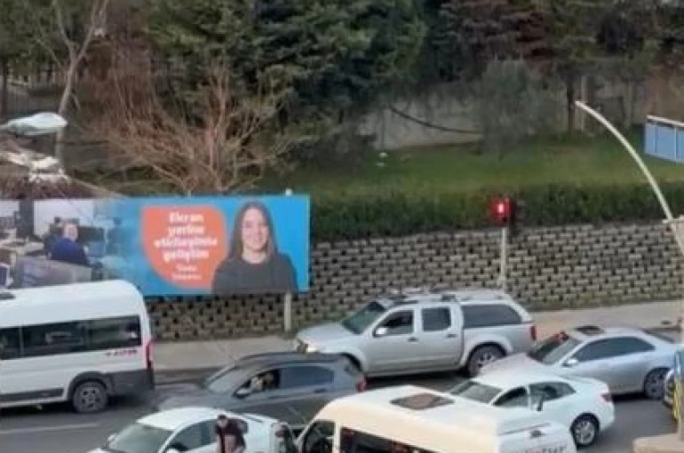 Pendik’te kırmızı ışıkta yol verme kavgası kamerada 