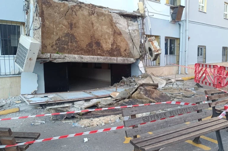Pendik’te okulun giriş saçağı çöktü: Facianın eşiğinden dönüldü 