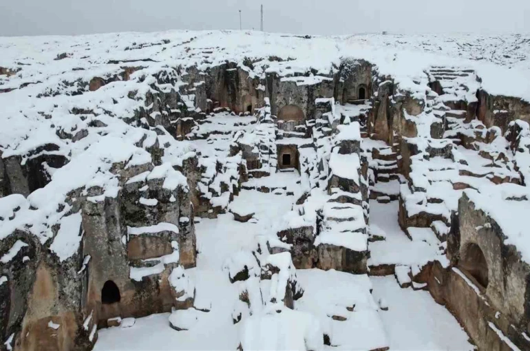 Perre Antik Kenti beyazlara büründü 