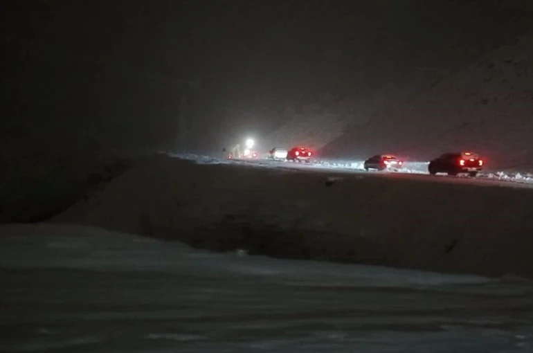 Pervari ve Şirvan’da kar yağışı köy yollarını kapattı, mahsur kalan araçlar kurtarıldı 