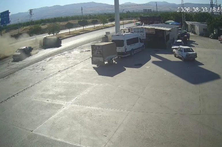 Pikap ile çarpışan otomobil devrildi, 3 kişi yaralandı: Kaza anı kamerada