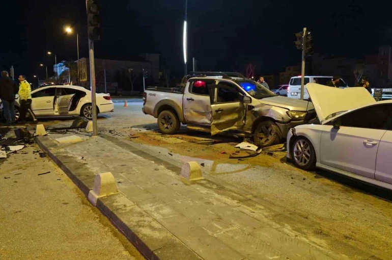 Pikap ile otomobilin çarpıştığı kazada ortalık savaş alanına döndü: 6 yaralı