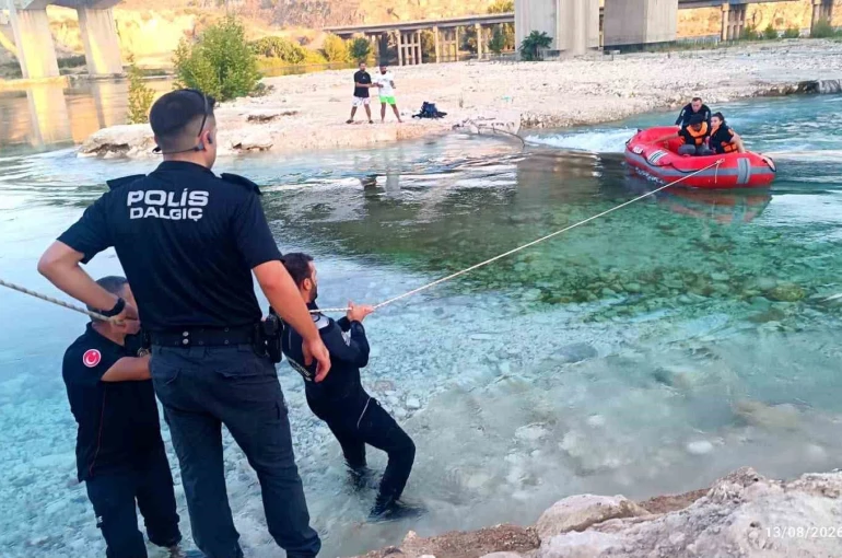 Piknik yaparken köprü altında mahsur kalan 6 kişi kurtarıldı