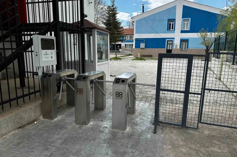 Pilot okulda uygulanan turnike sistemiyle şiddet ve devamsızlık tarihe karıştı 