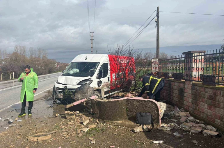 Pınarhisar’da panelvan araç çeşmeye çarptı: 1 yaralı 