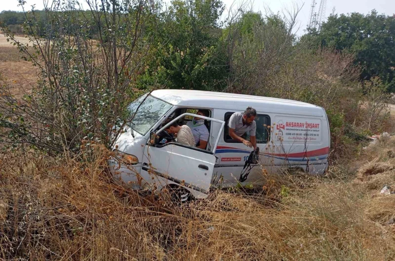 Pınarhisar’da panelvan araç şarampole uçtu: 2 yaralı