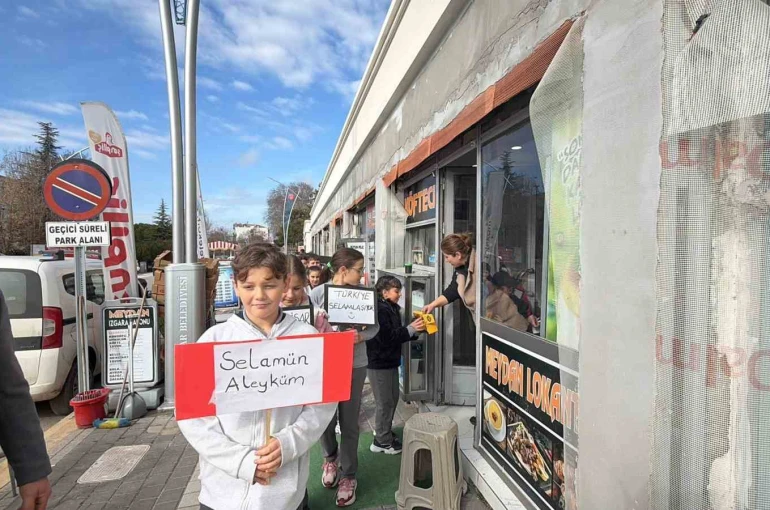 Pınarhisarlı öğrenciler ilçe genelinde selamlaşma kültürünü yaydı 