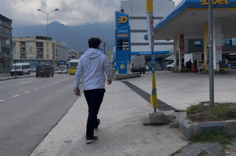 Plakayı okuyamadı, fişe "Putin" yazdı... Ruslara kahkaha attıran olay işsiz bıraktı 