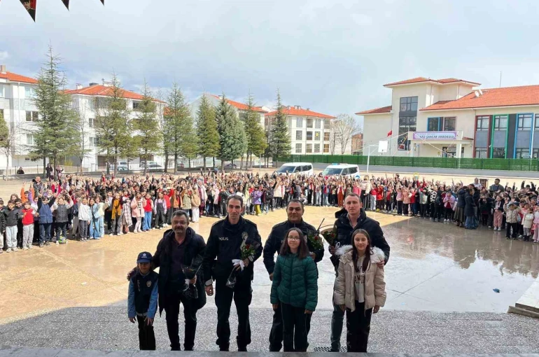 Polis abilerini çoşku ve sevinçle karşıladılar 