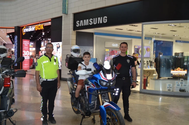 Polis, çocukları motosiklete bindirip çeşitli hediyeler dağıttı 