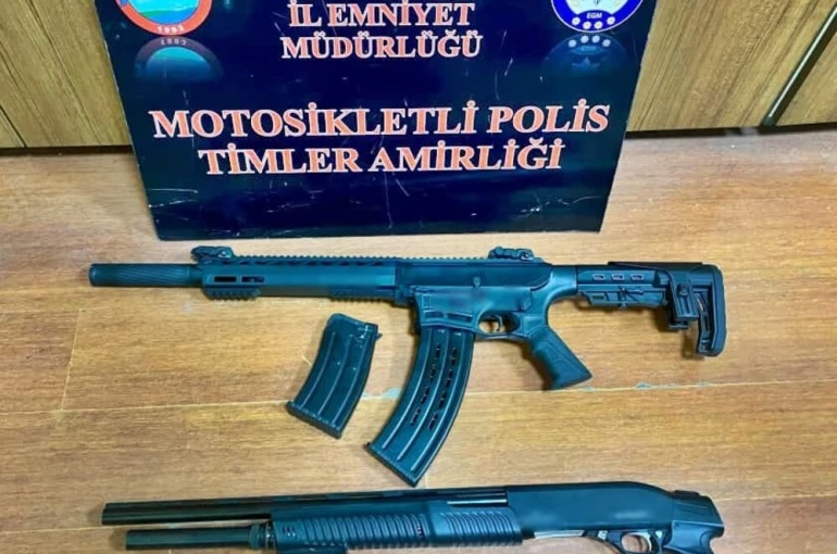 Polis çok sayıda ruhsatsız silah ve uyuşturucu maddeler ele geçirdi 