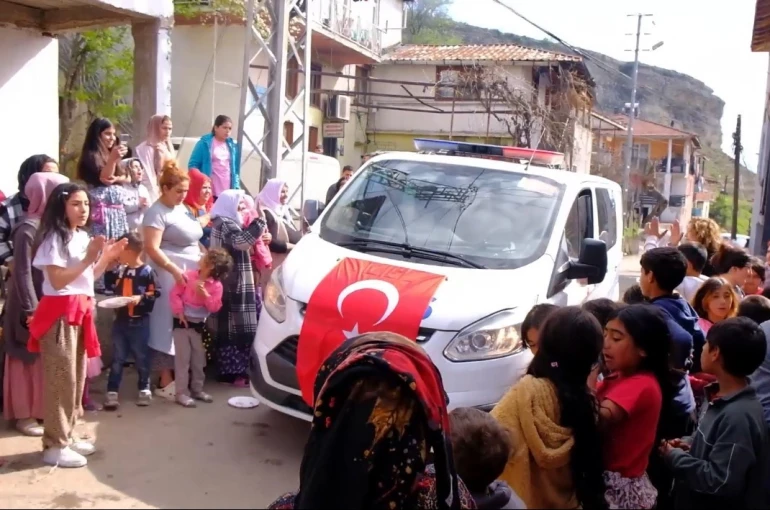 Polis ekipleri ihbarla gittikleri mahallede kutlamayla karşılandı