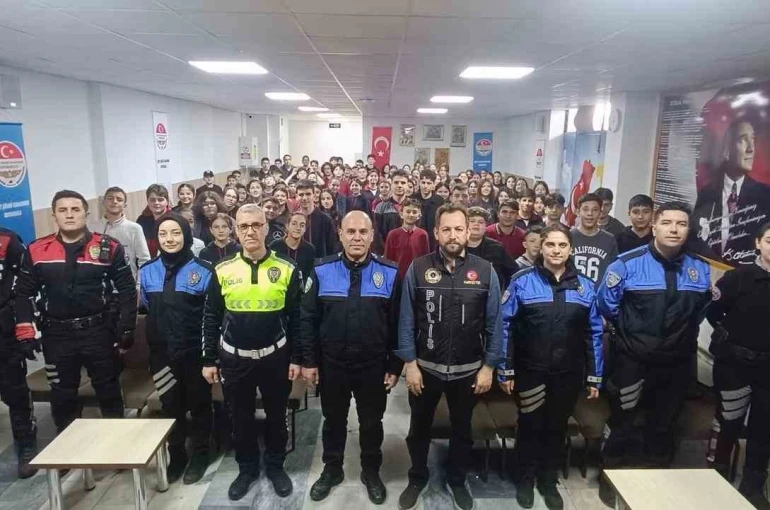 Polis ekiplerinden ortaokul öğrencilerine yönelik eğitim 
