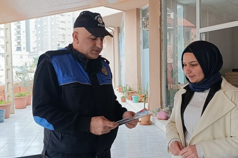 Polis ekiplerinden siber suçlar ve şiddete karşı bilgilendirme 