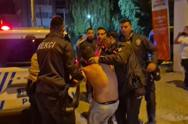 Polis ekiplerine zorluk çıkartan alkollü sürücü kafasını otobüs durağına vurdu: "Yanıyorum, su verin. Ben teslim olmaya geldim"