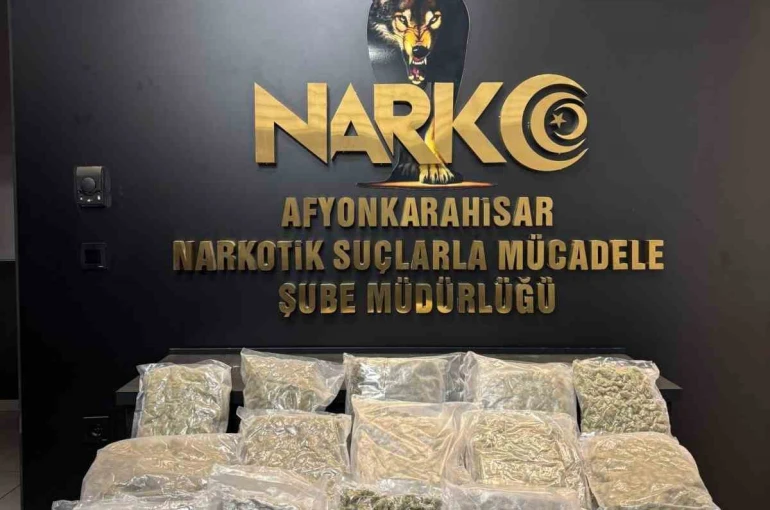 Polis kolilerle taşınan 9 kilogram uyuşturucu madde ele geçirdi 