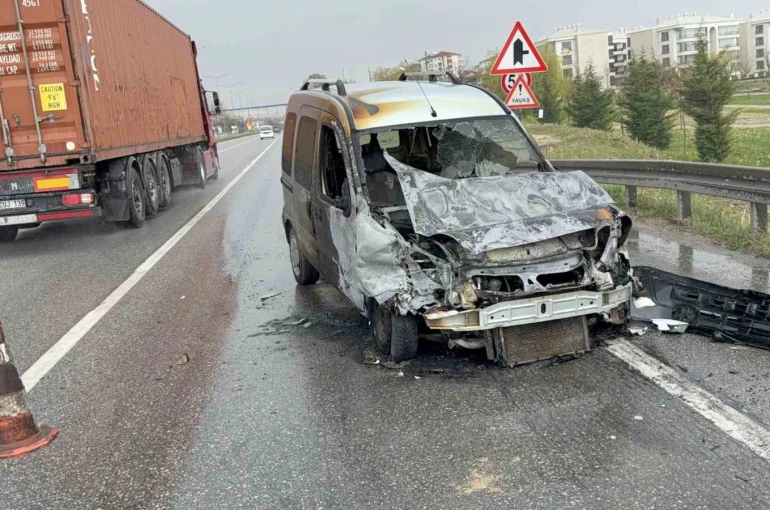 Polis kontrol noktasına metreler kala faciadan dönüldü, yanan araçtan sürücü son anda kurtarıldı 