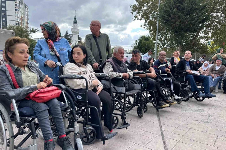 Polis memurundan ihtiyaç sahibi engellilere akülü sandalye desteği 